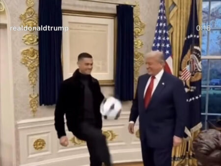 Το Viral Βίντεο που Δείχνει Τραμπ και Κριστιάνο Ρονάλντο να κάνουν… ψαλιδάκια στον Λευκό Οίκο