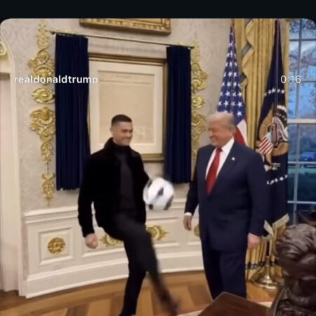 Το Viral Βίντεο που Δείχνει Τραμπ και Κριστιάνο Ρονάλντο να κάνουν… ψαλιδάκια στον Λευκό Οίκο